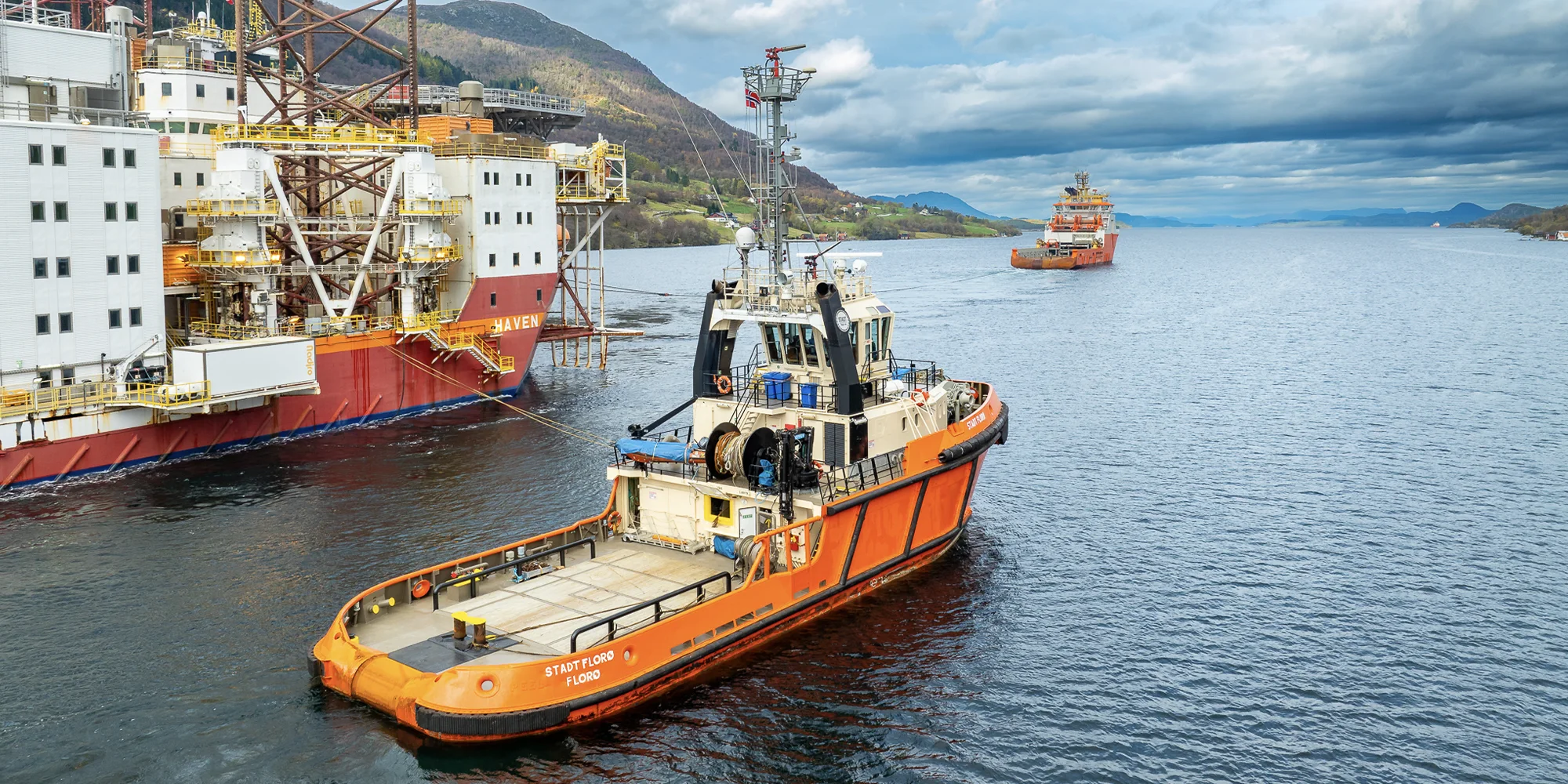 Haven rig-move • Photo Westcon – Svein Egil Økland Tug boat Stadt Florø on a haven rig move at Westcon Ølen.