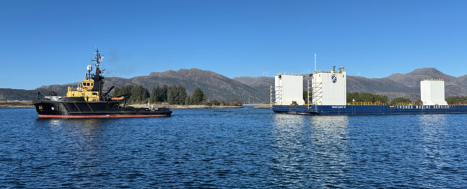 MedTug Norway’s Stadt Kinn tauer en nedsenkbar lekter ut fra Westcon Florø.