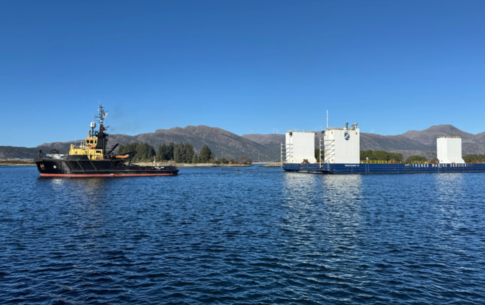 MedTug Norway’s Stadt Kinn tauer en nedsenkbar lekter ut fra Westcon Florø.